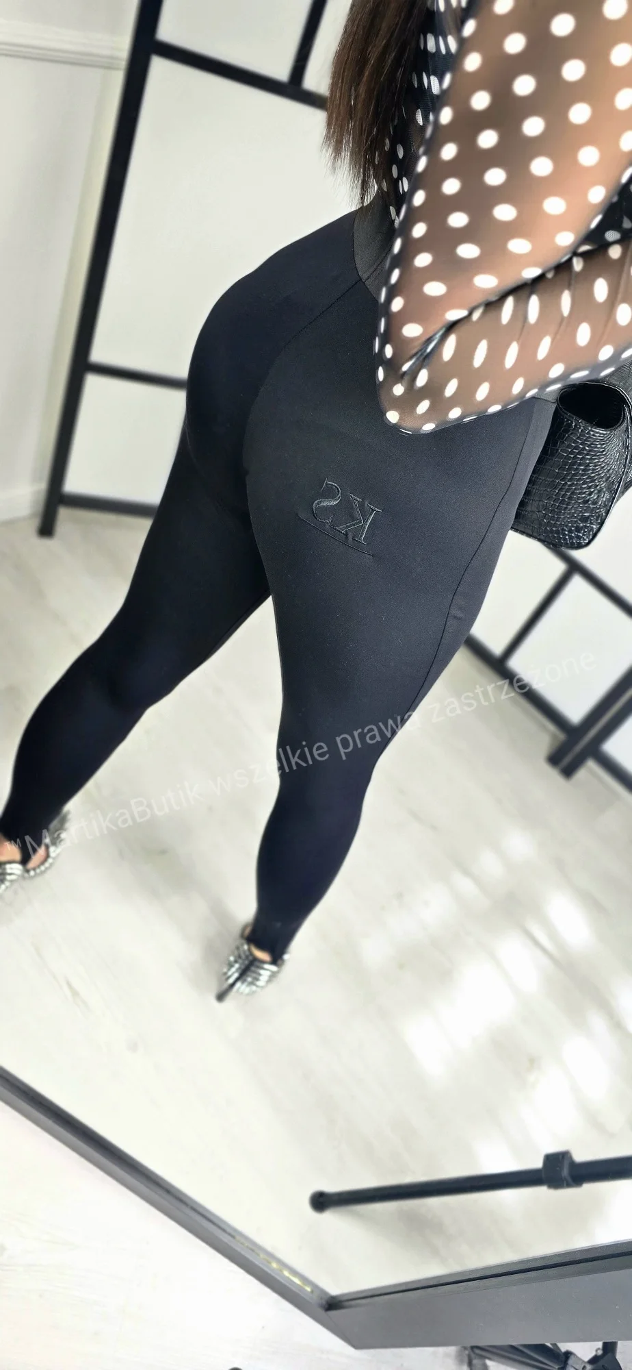 Legginsy z zapiętkami i haftem czarne