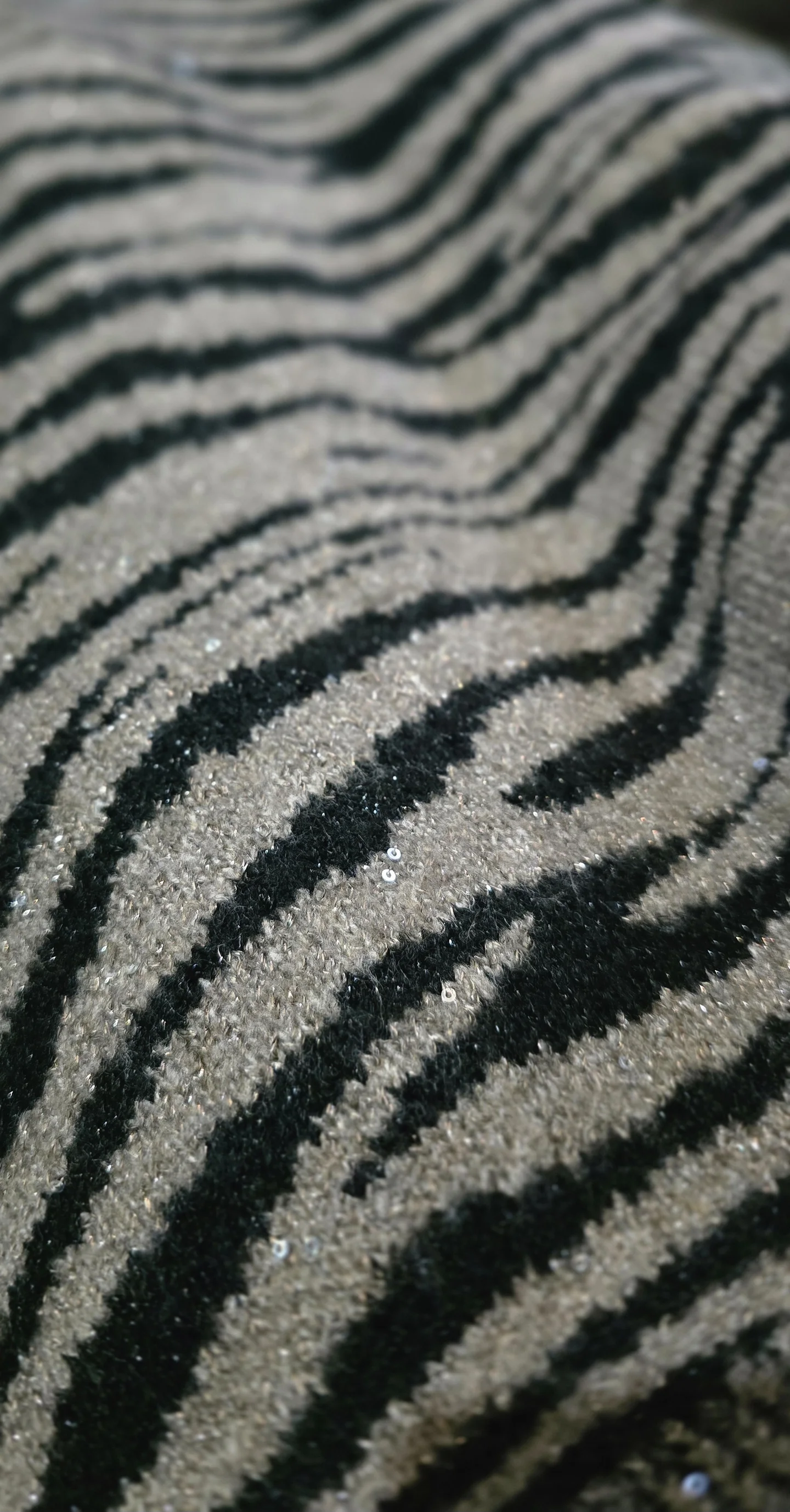 Sweter zebra z połyskiem