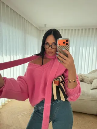 Sweter z szalem różowy LA MILLA