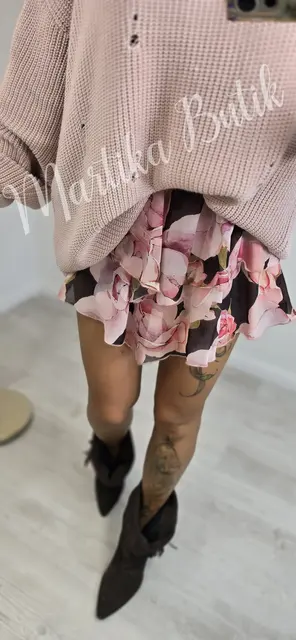 Sweter z tłoczonym logo pudrowy